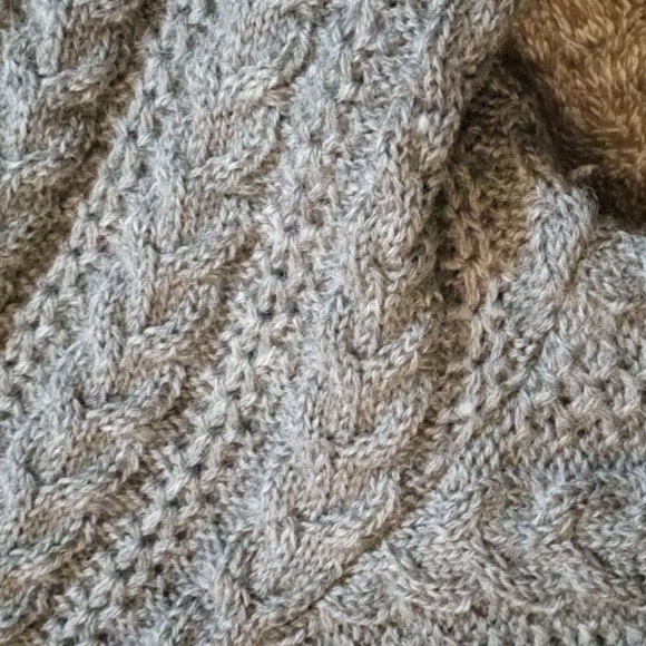 Brooks Brothers vtg M(?) cabled wool cardigan made in Italy with discoloration - Picture 5 of 9